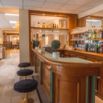 Bar en bois clair avec tabourets bleus