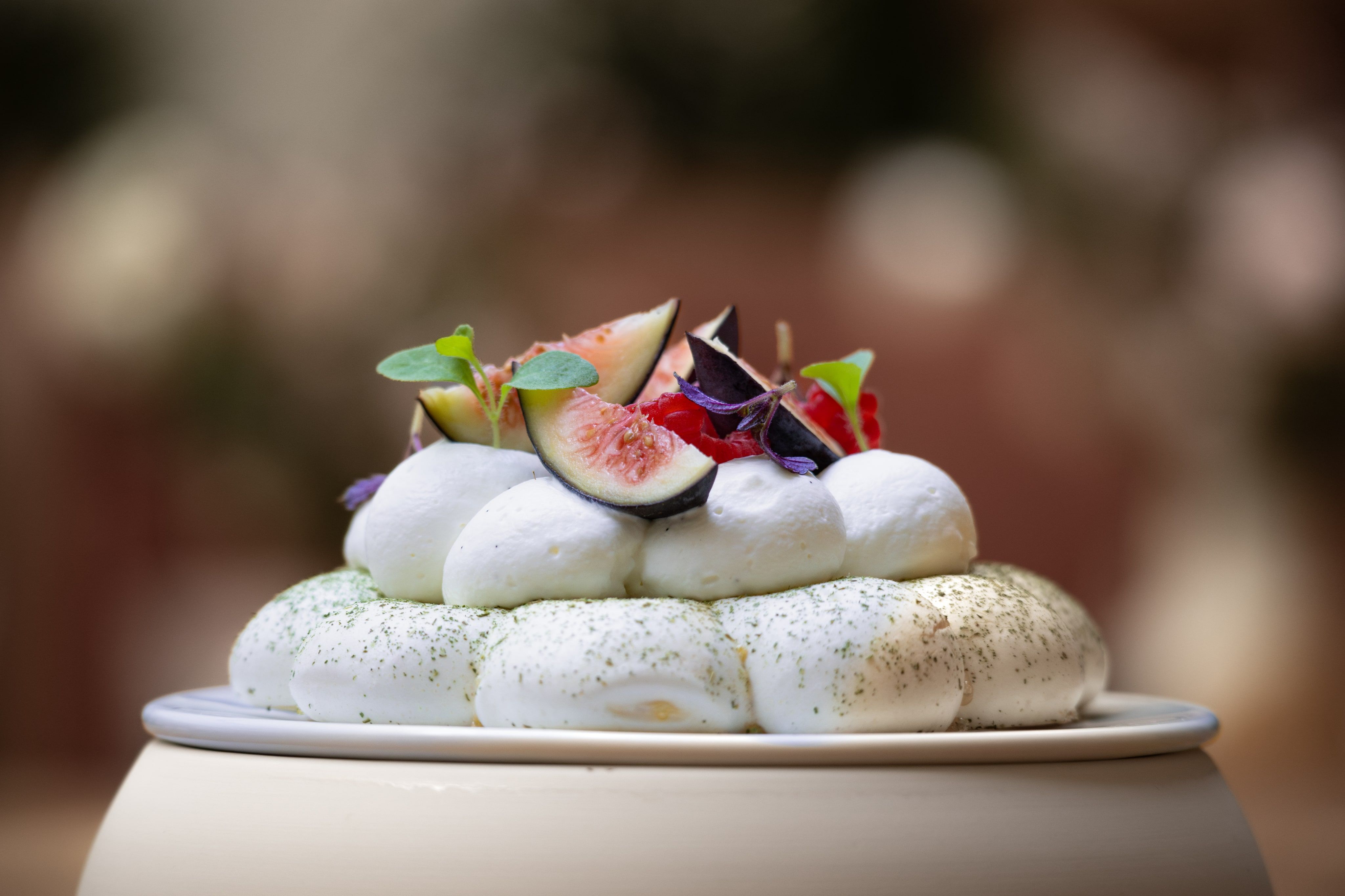 Pavlova aux figues et fleurs comestibles