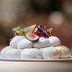 Pavlova aux figues et fleurs comestibles