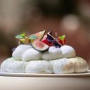 Pavlova aux figues et fleurs comestibles