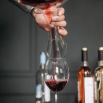 Sommelier décantant un vin rouge dans un verre