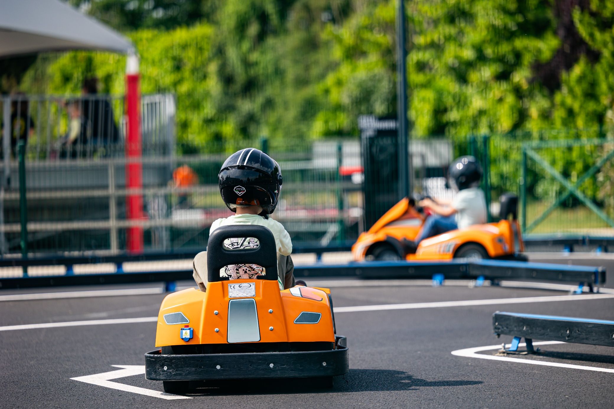 Enfant casqué au volant d'un kart électrique