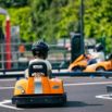 Enfant casqué au volant d'un kart électrique
