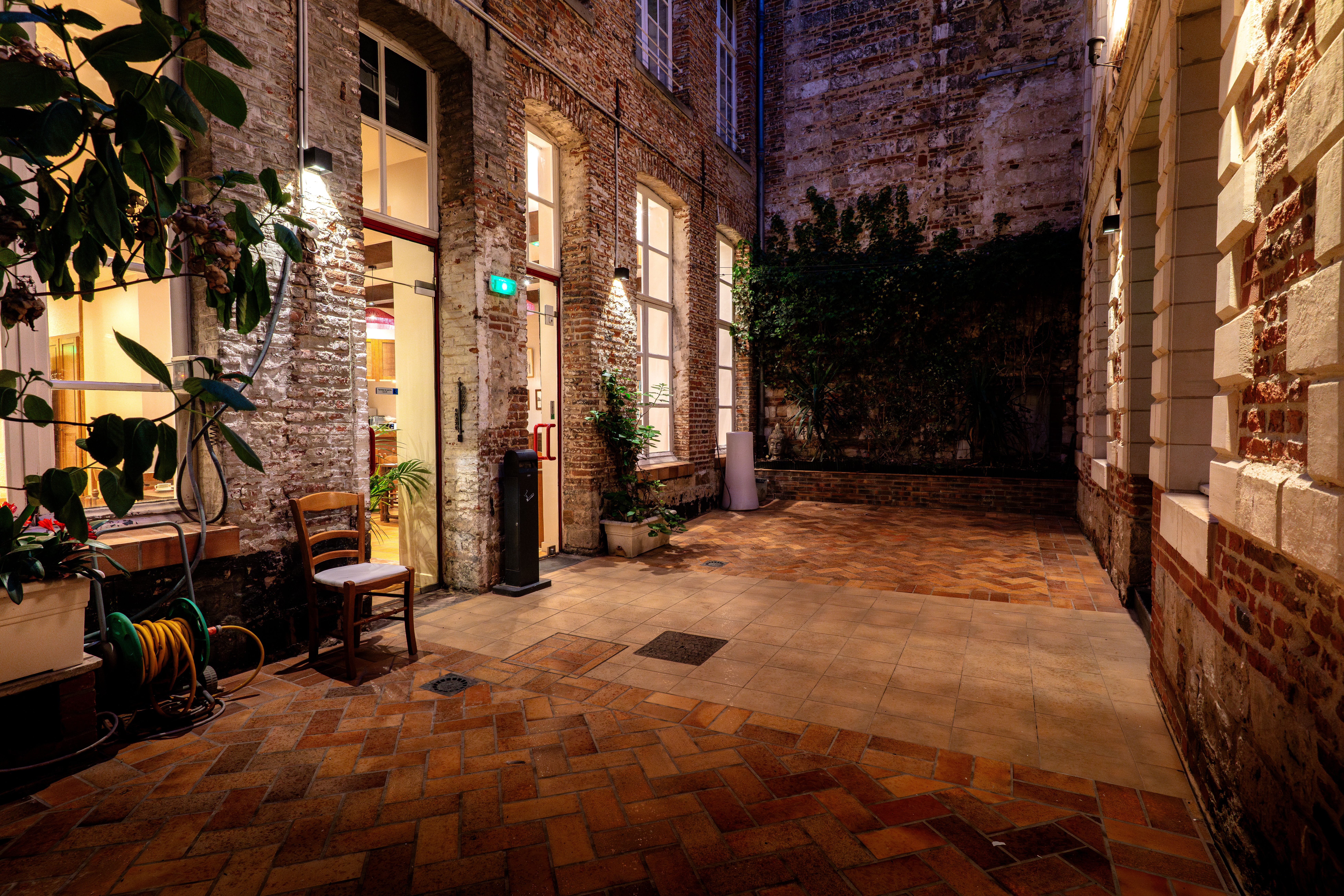 Cour interieure brique nuit