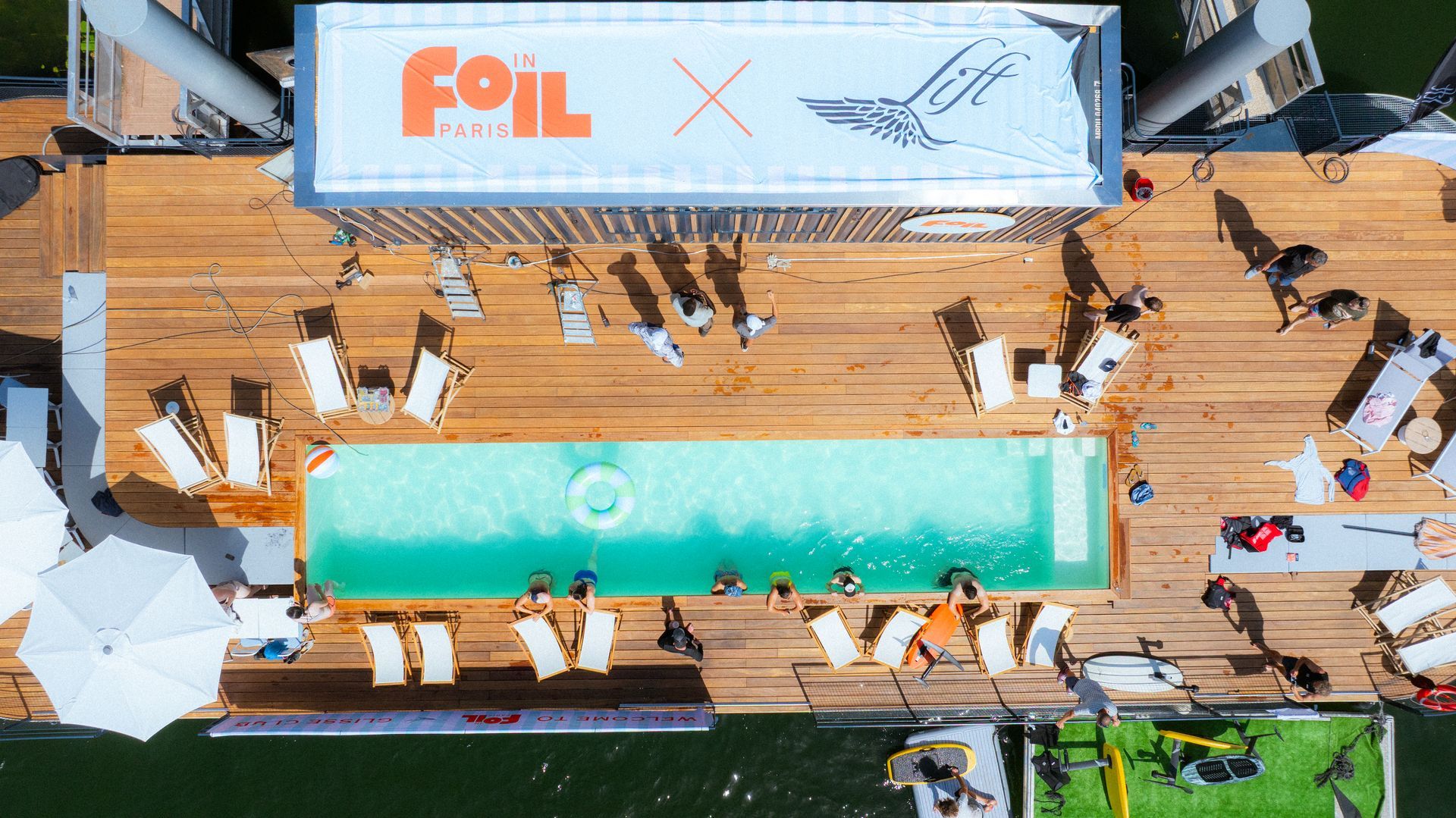 Vue aérienne de la piscine flottante Foil Paris