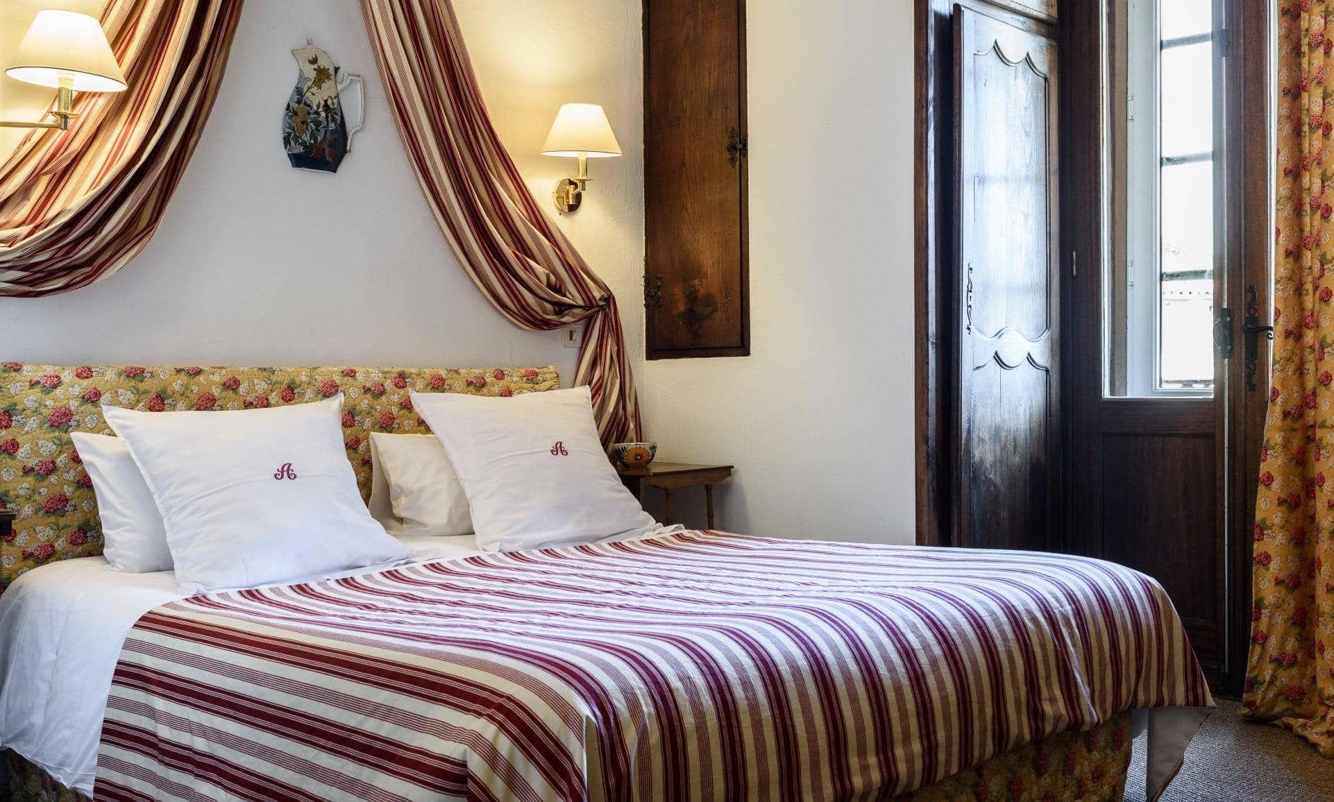 Chambre double rouge rayee