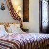 Chambre double rouge rayee