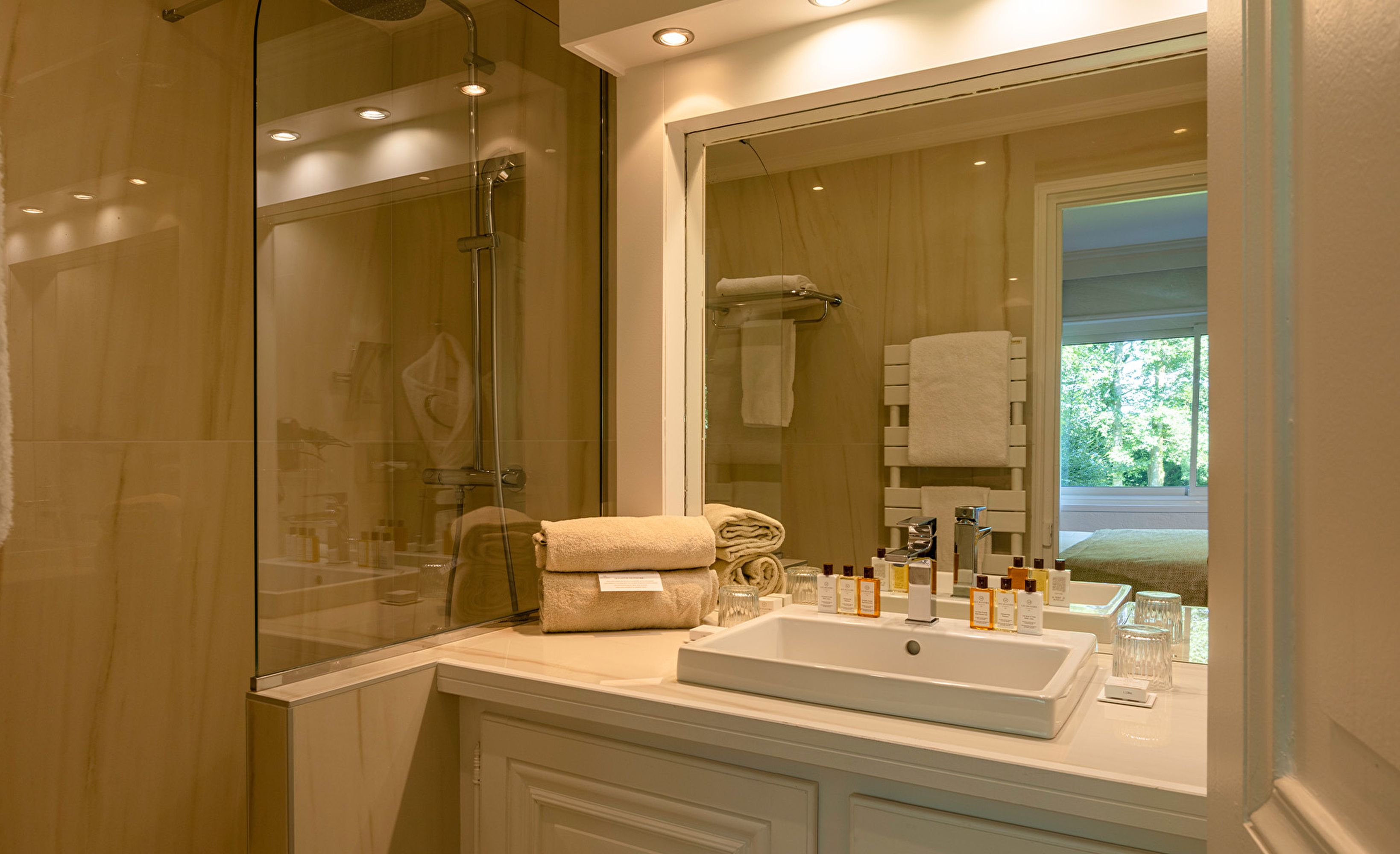 Salle de bain marbre douche italienne