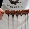Chocolatier démoulant des bonbons en chocolat coulants