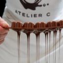 Chocolatier démoulant des bonbons en chocolat coulants
