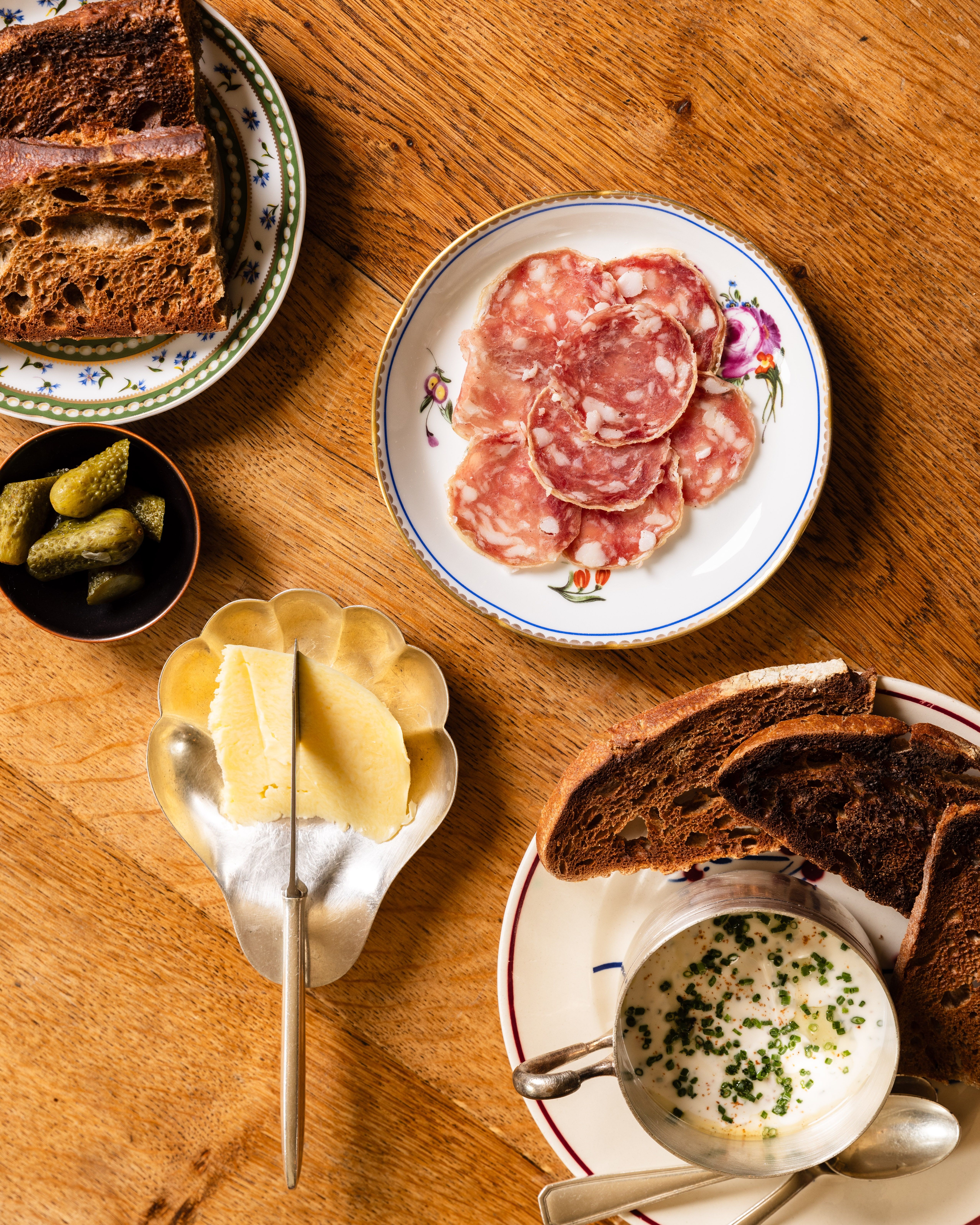 Planche de charcuterie saucisson cornichons et beurre