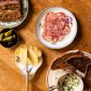 Planche de charcuterie saucisson cornichons et beurre