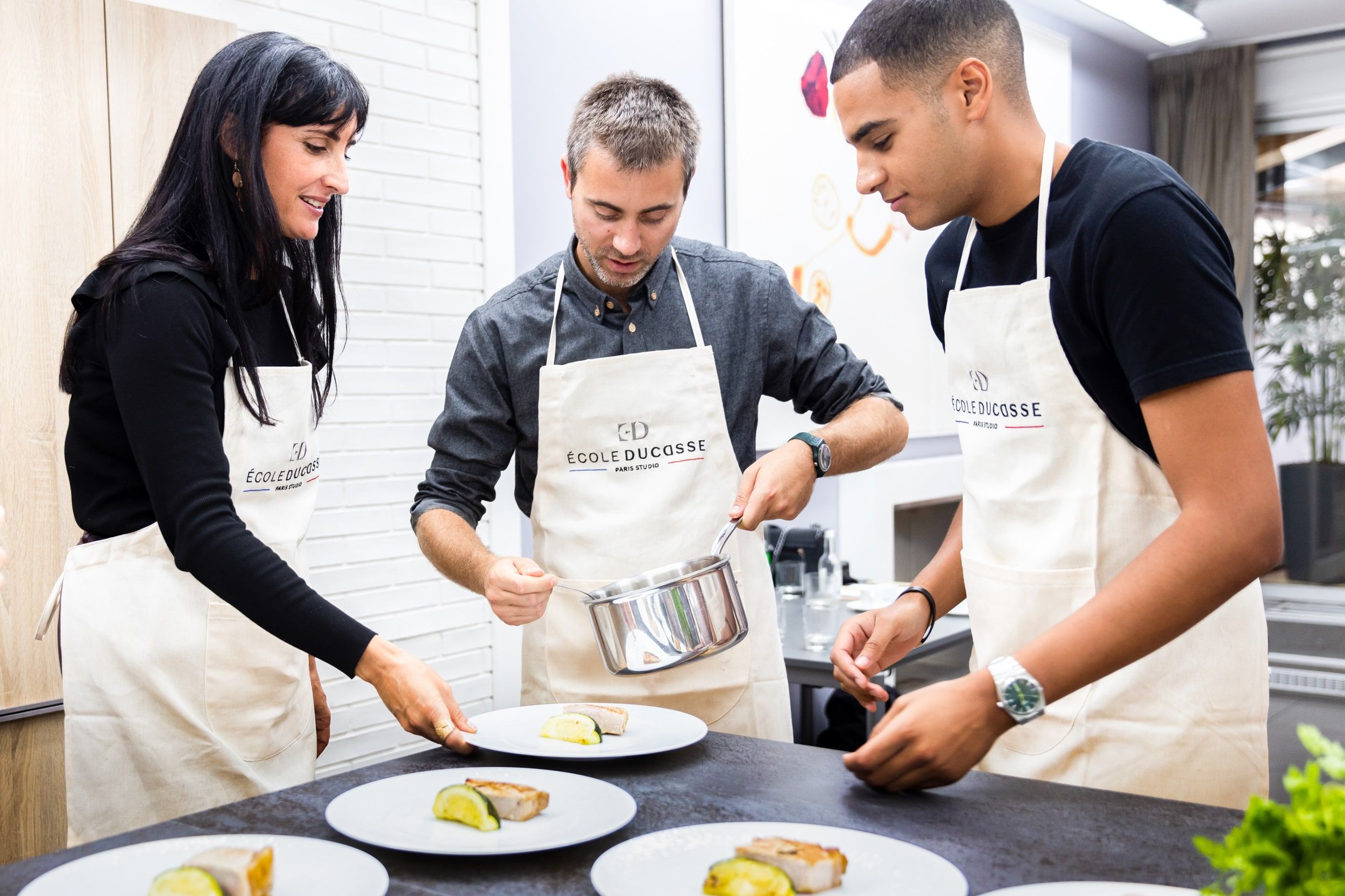 Cours de cuisine en groupe à l'École Ducasse