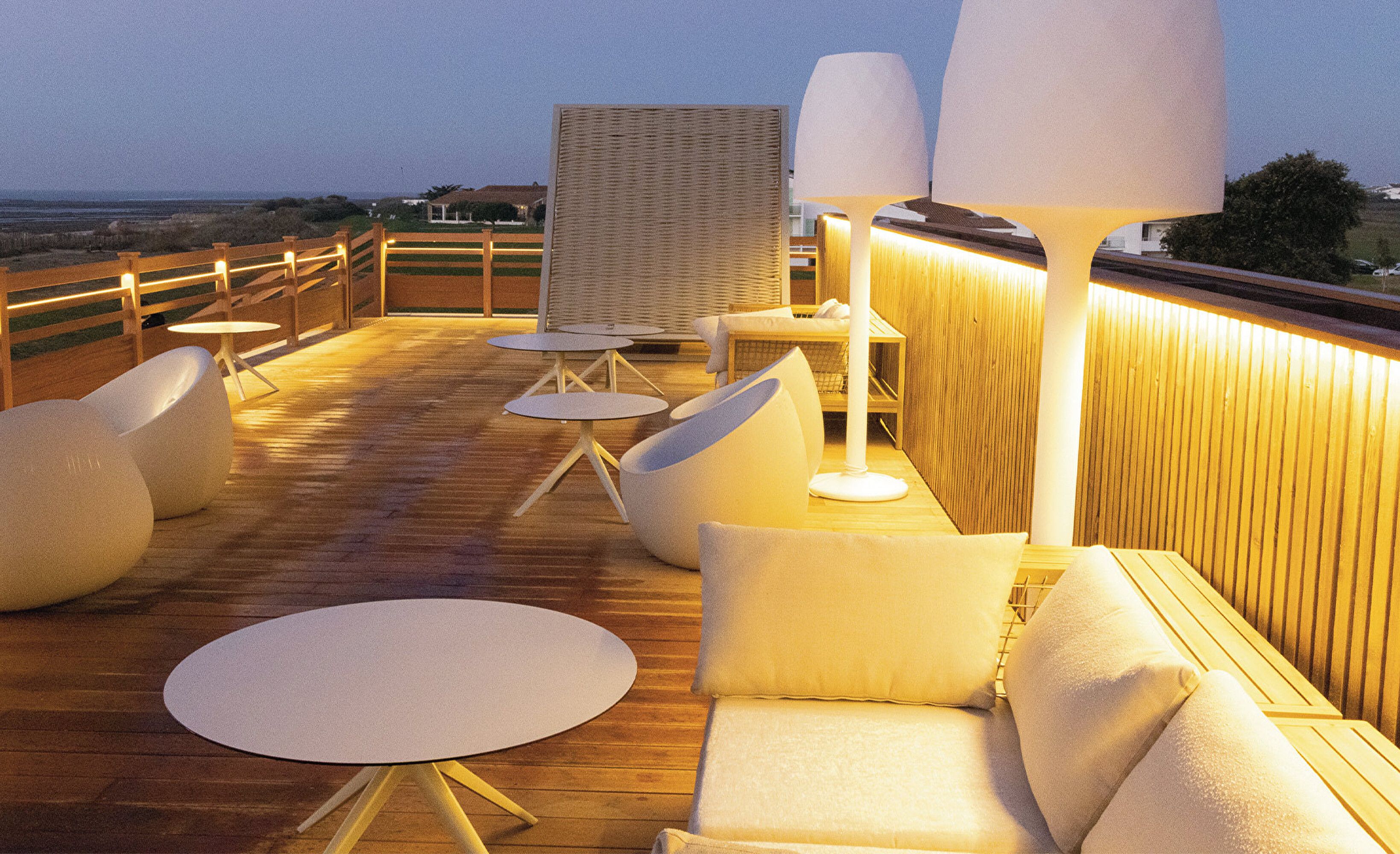 Rooftop lounge ambiance soir