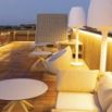 Rooftop lounge ambiance soir
