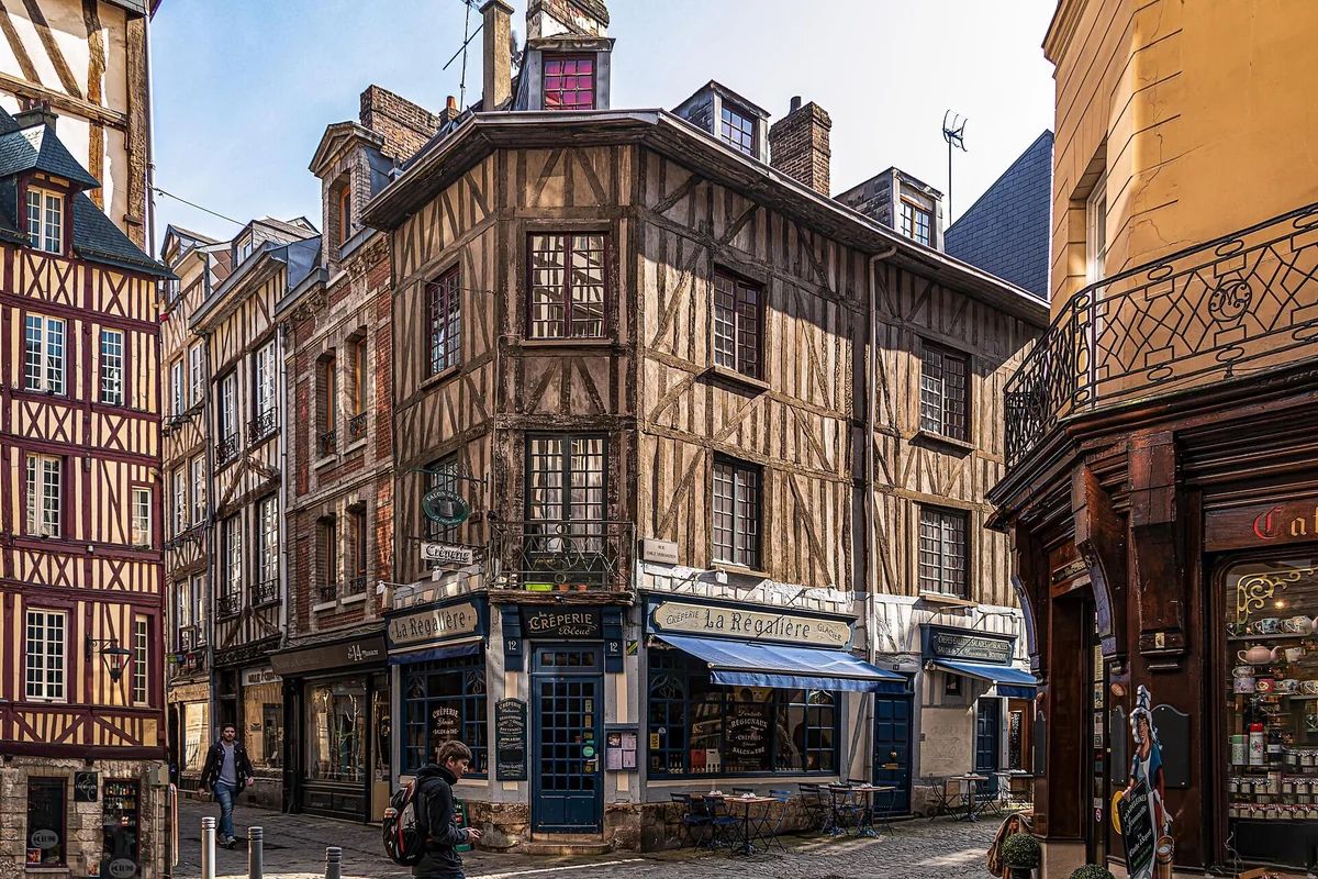 Maisons à pans de bois dans une rue pavée de Rennes