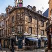 Maisons à pans de bois dans une rue pavée de Rennes