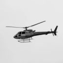 Hélicoptère en vol sur ciel blanc en noir et blanc