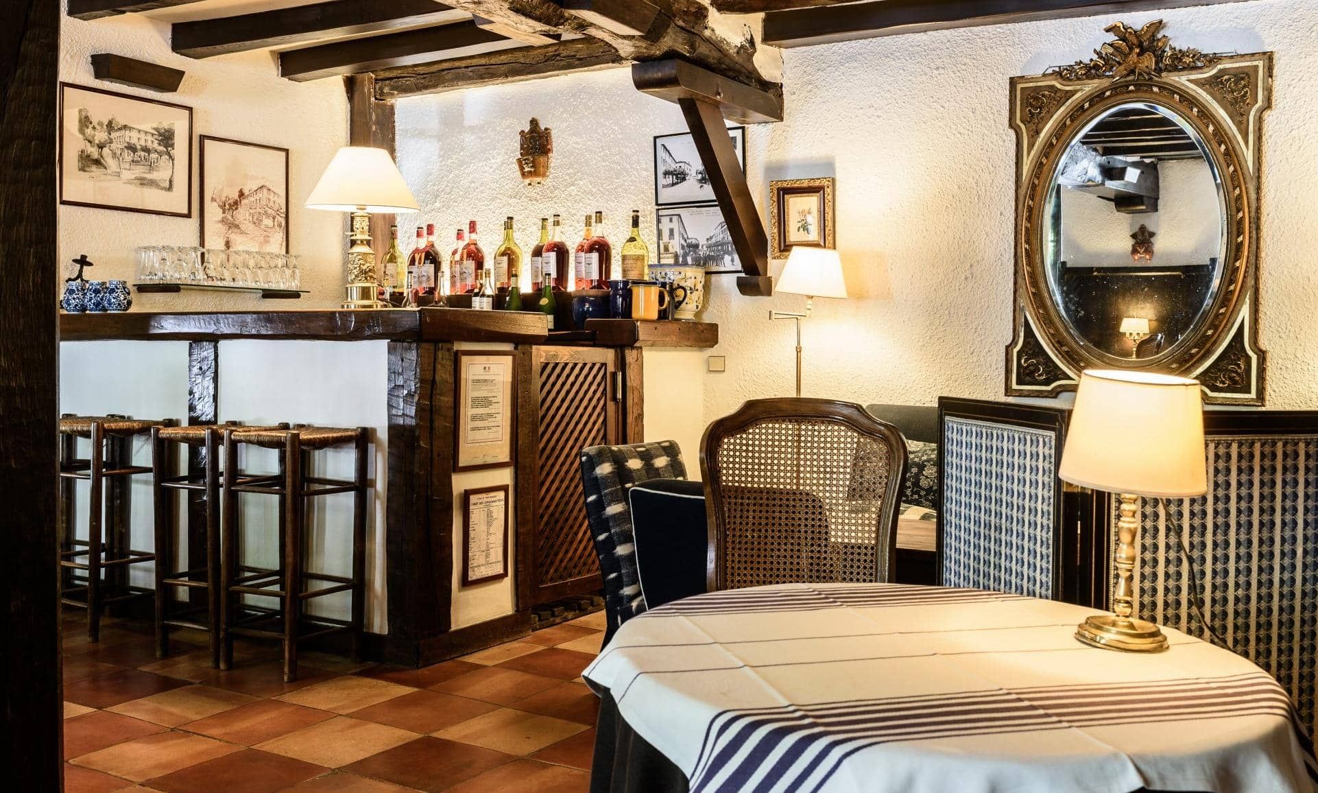 Auberge basque avec bar boisé et poutres apparentes