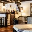 Auberge basque avec bar boisé et poutres apparentes