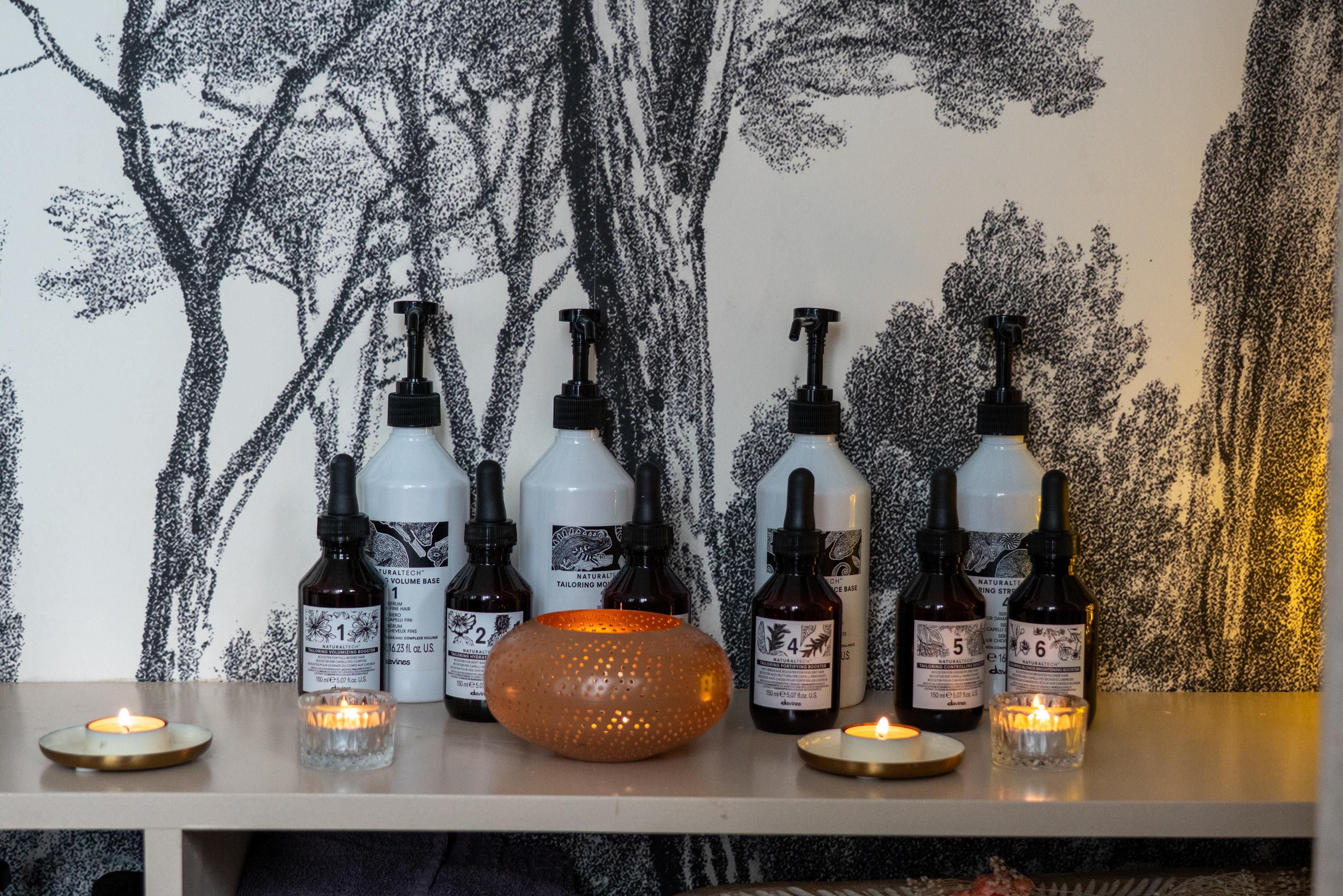 Produits capillaires Davines sur étagère bougies allumées
