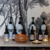 Produits capillaires Davines sur étagère bougies allumées