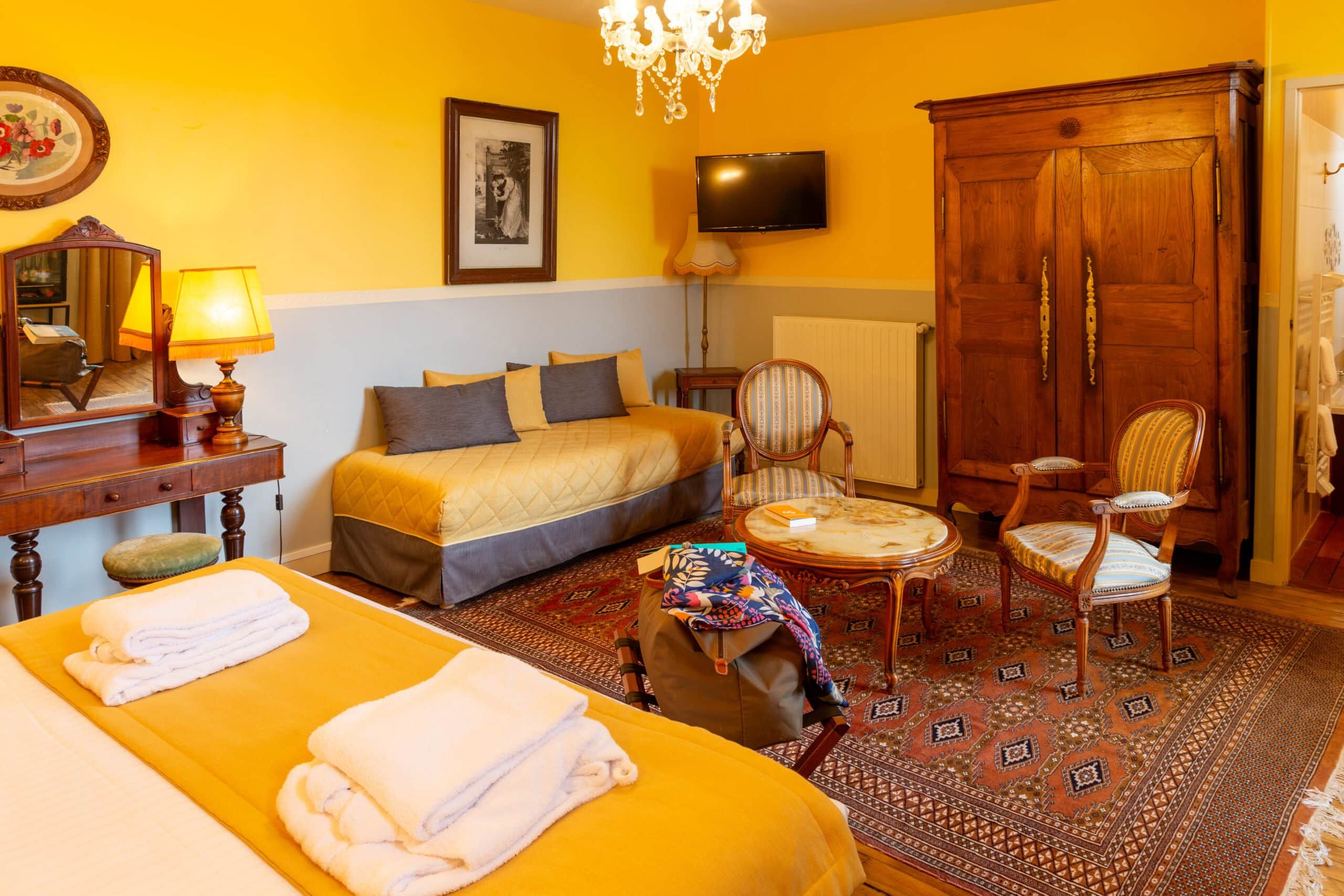 Chambre jaune salon canape