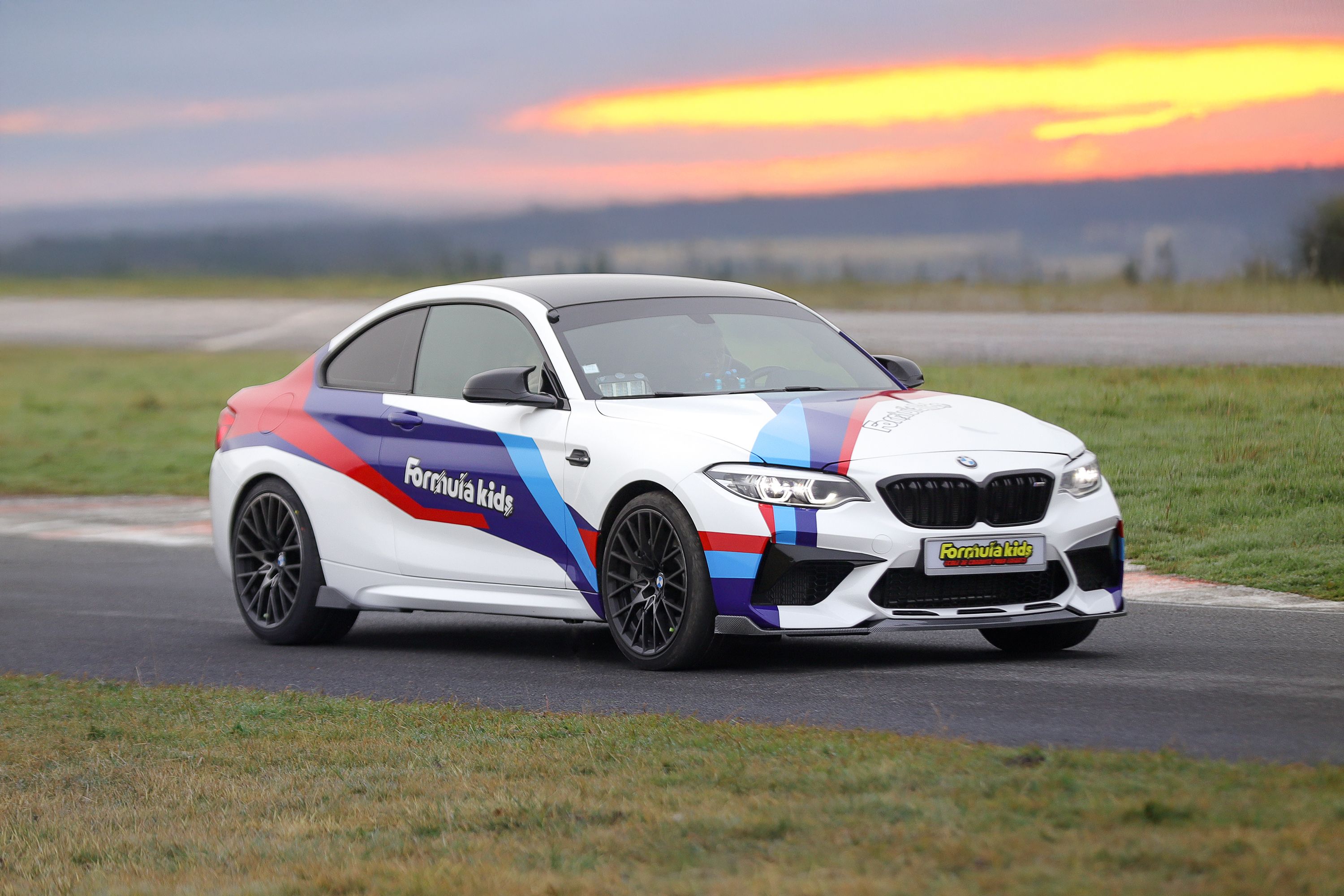 BMW Formula Kids sur circuit au coucher de soleil