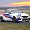 BMW Formula Kids sur circuit au coucher de soleil
