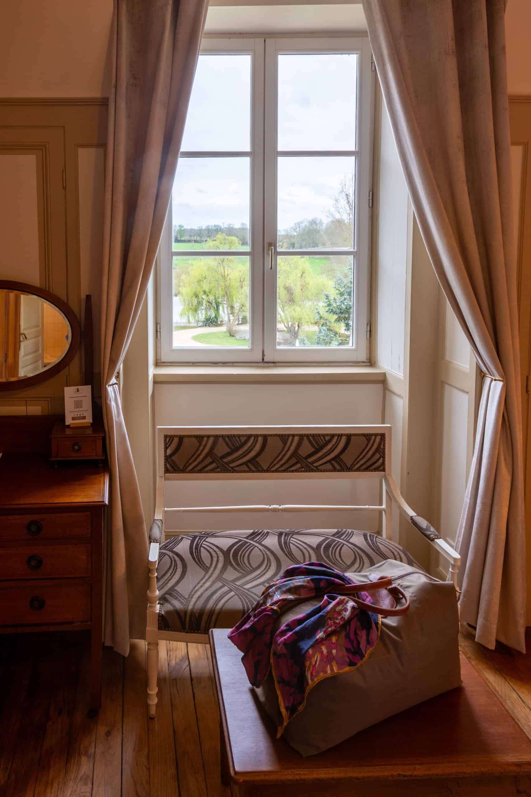 Chambre mansardee fenetre