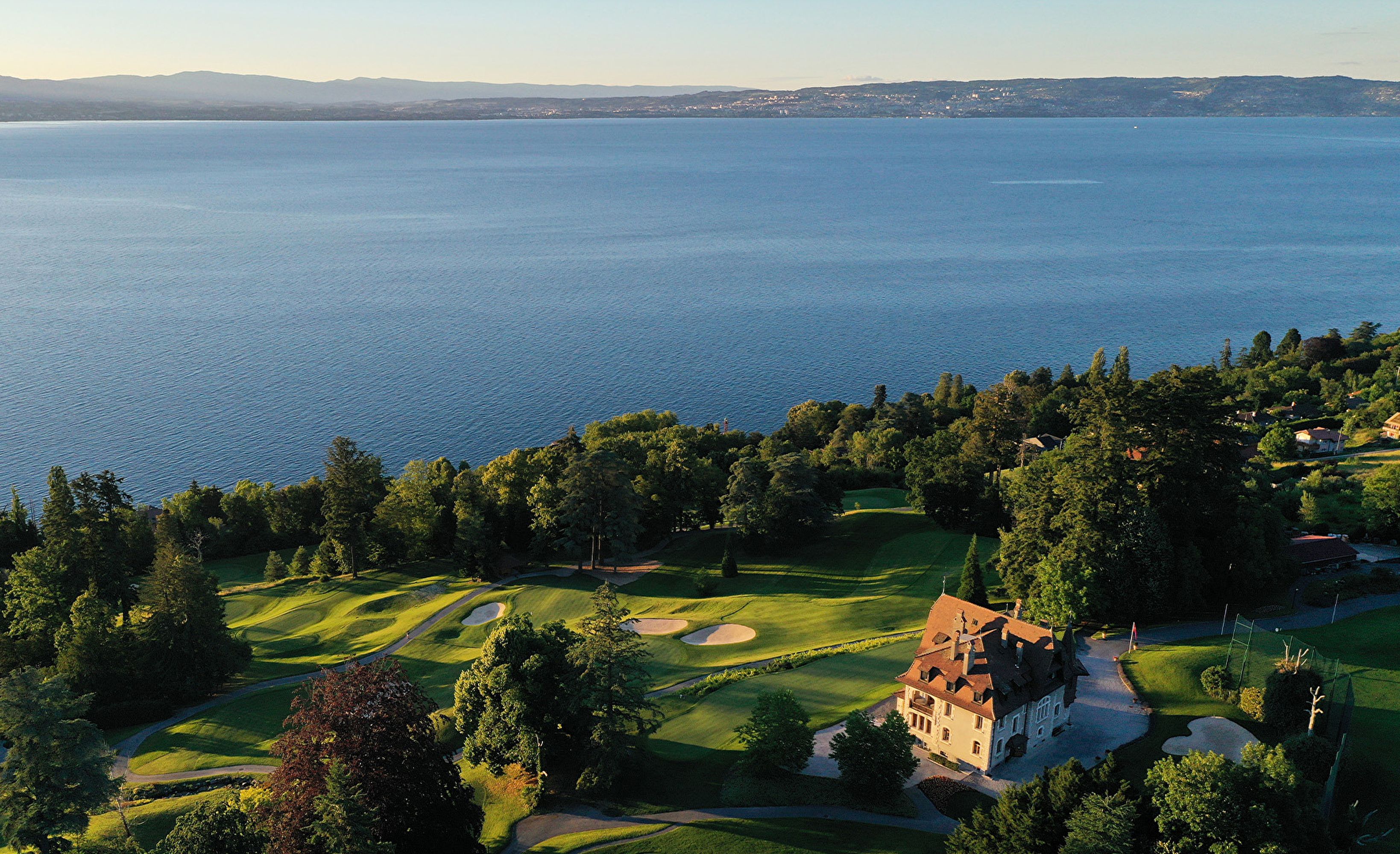 Vue aerienne lac golf