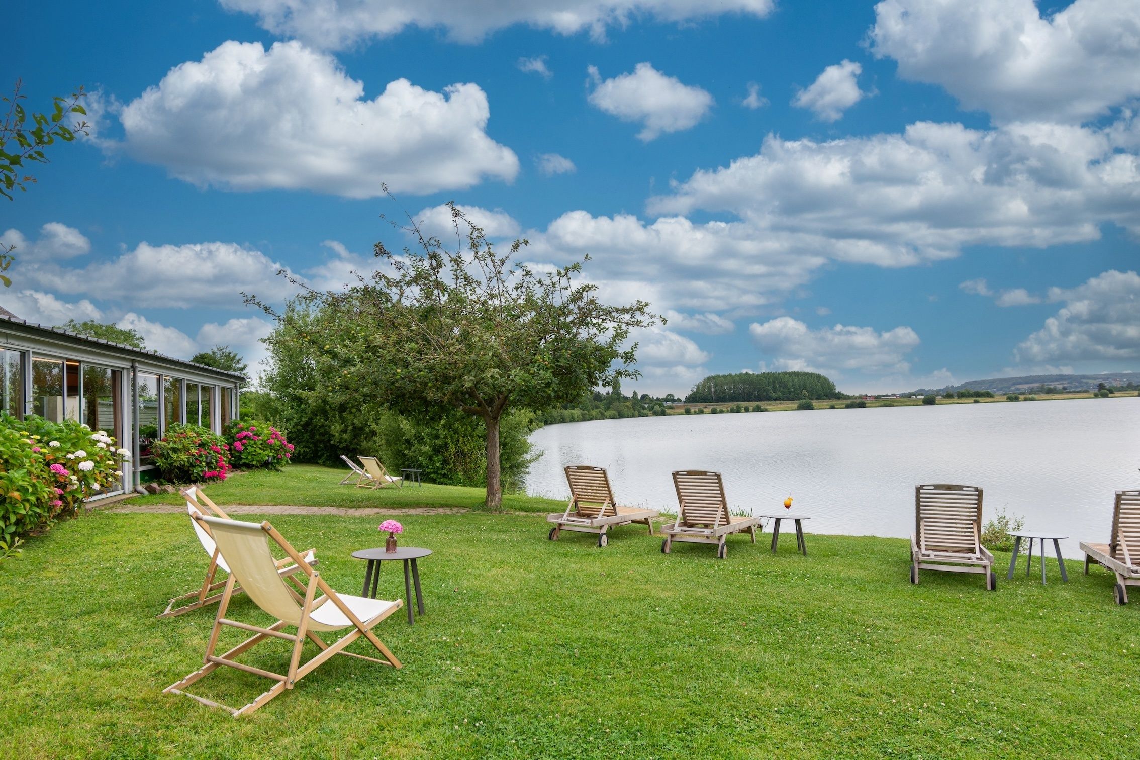 Jardin transats bord lac