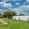 Jardin transats bord lac