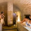 Hammam voûté avec douche tropicale et lumière dorée
