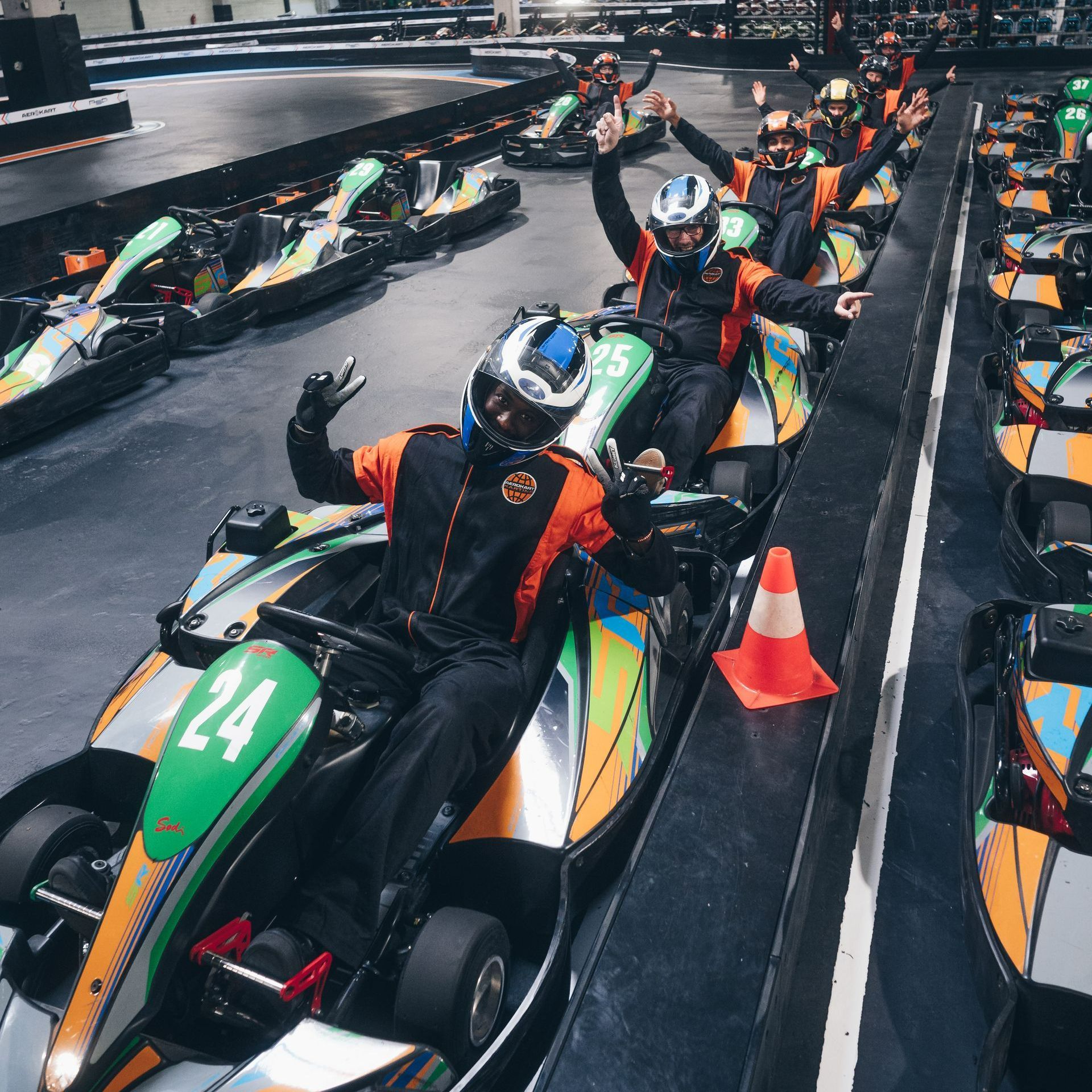Karts indoor alignés pilotes prêts au départ