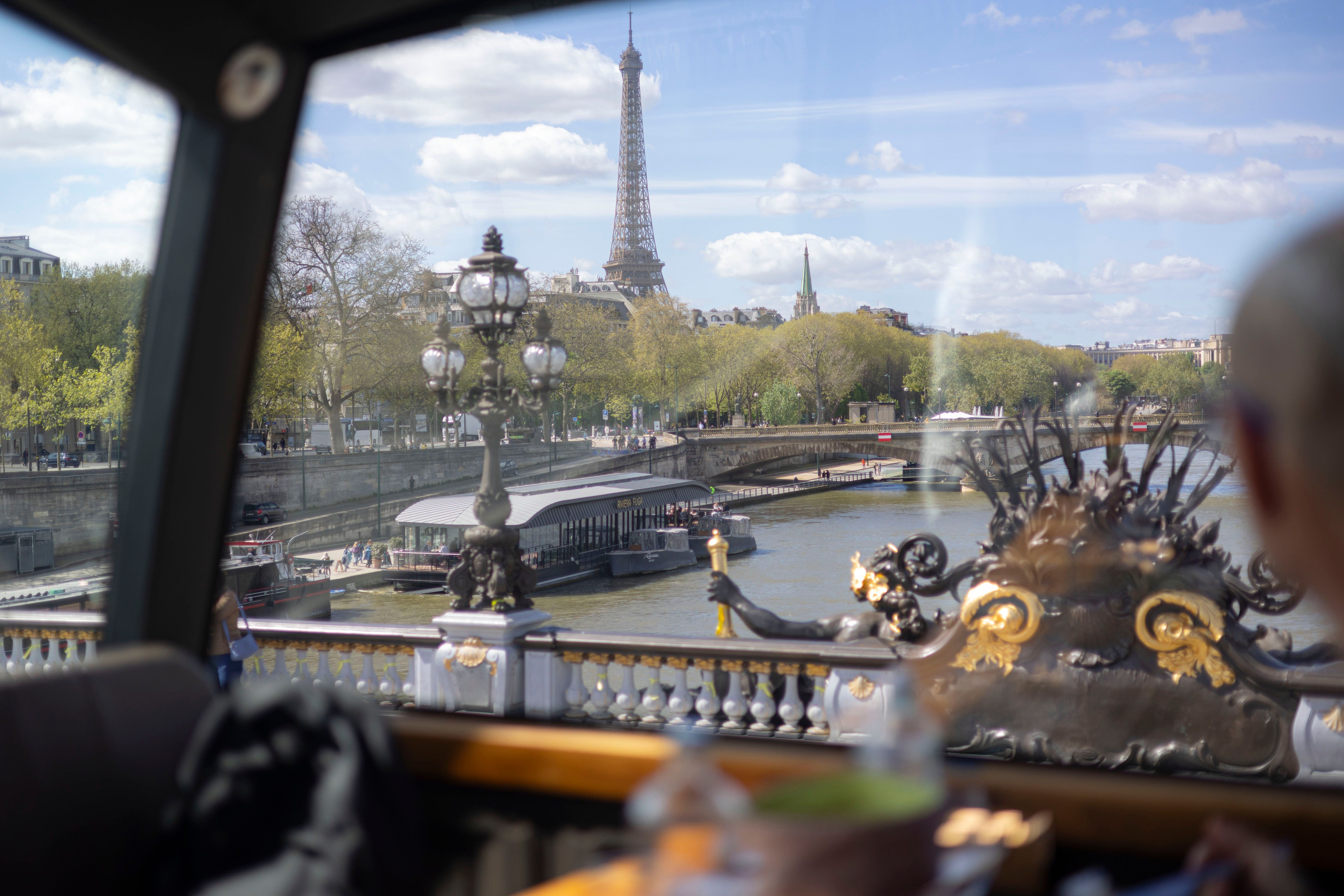 Tour Eiffel et Seine vues depuis un car panoramique
