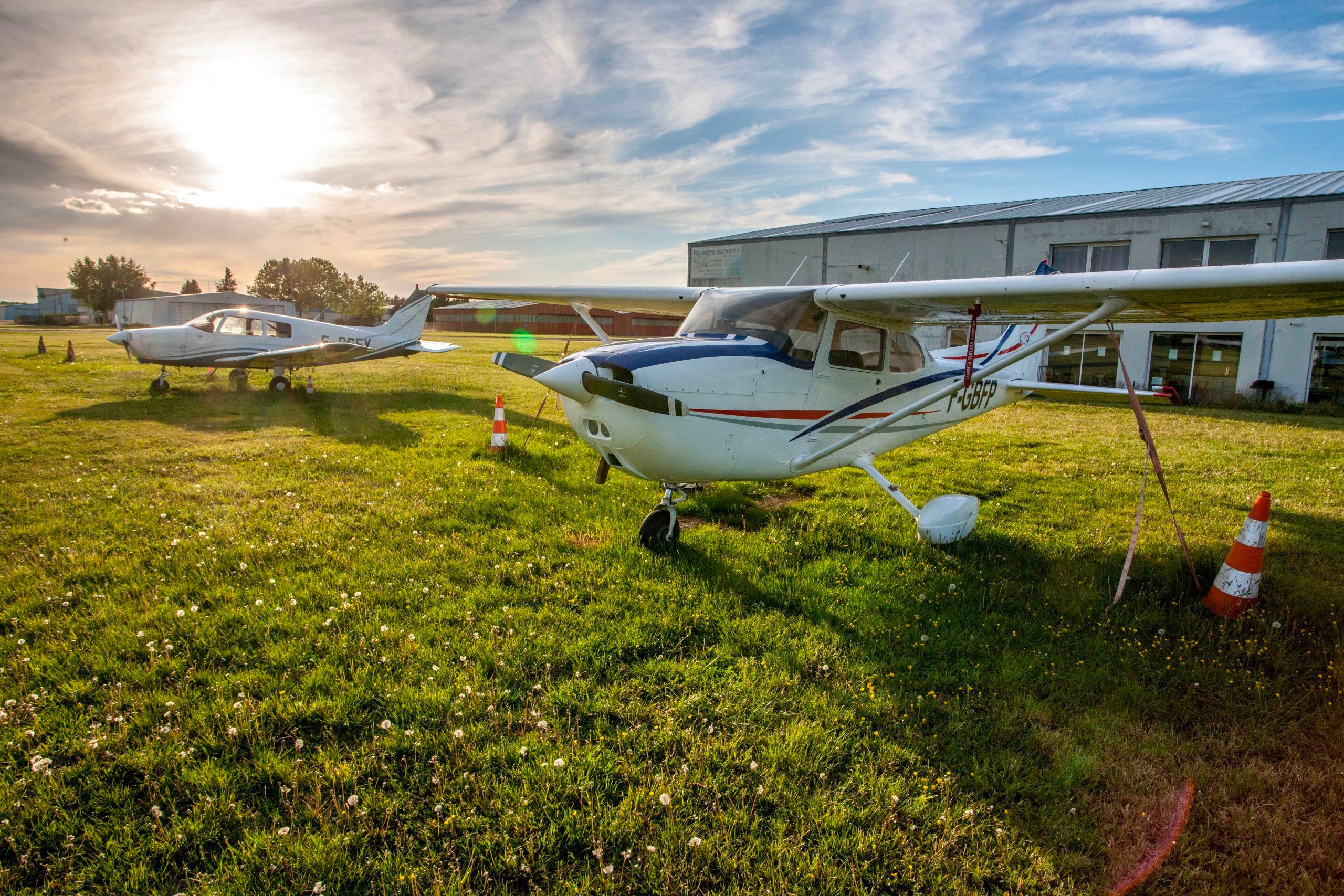 Avions de tourisme Cessna sur tarmac herbeux