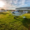Avions de tourisme Cessna sur tarmac herbeux