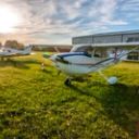 Avions de tourisme Cessna sur tarmac herbeux