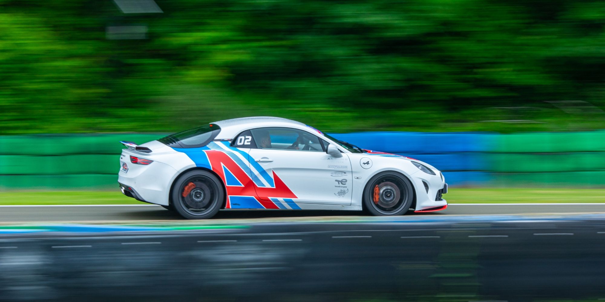 Alpine A110 en pleine accélération sur circuit
