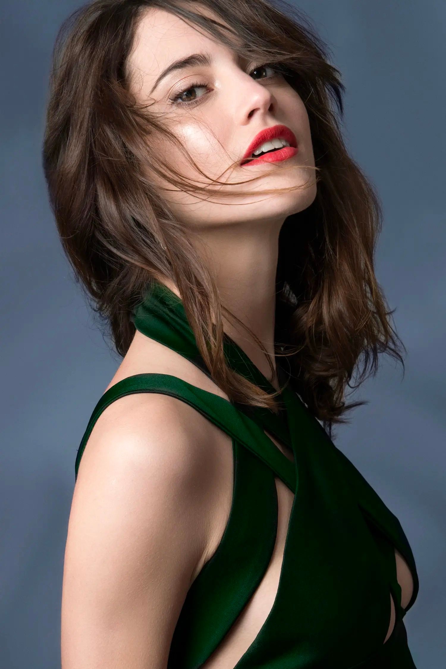 Portrait beauté femme rouge à lèvres robe verte