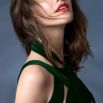 Portrait beauté femme rouge à lèvres robe verte