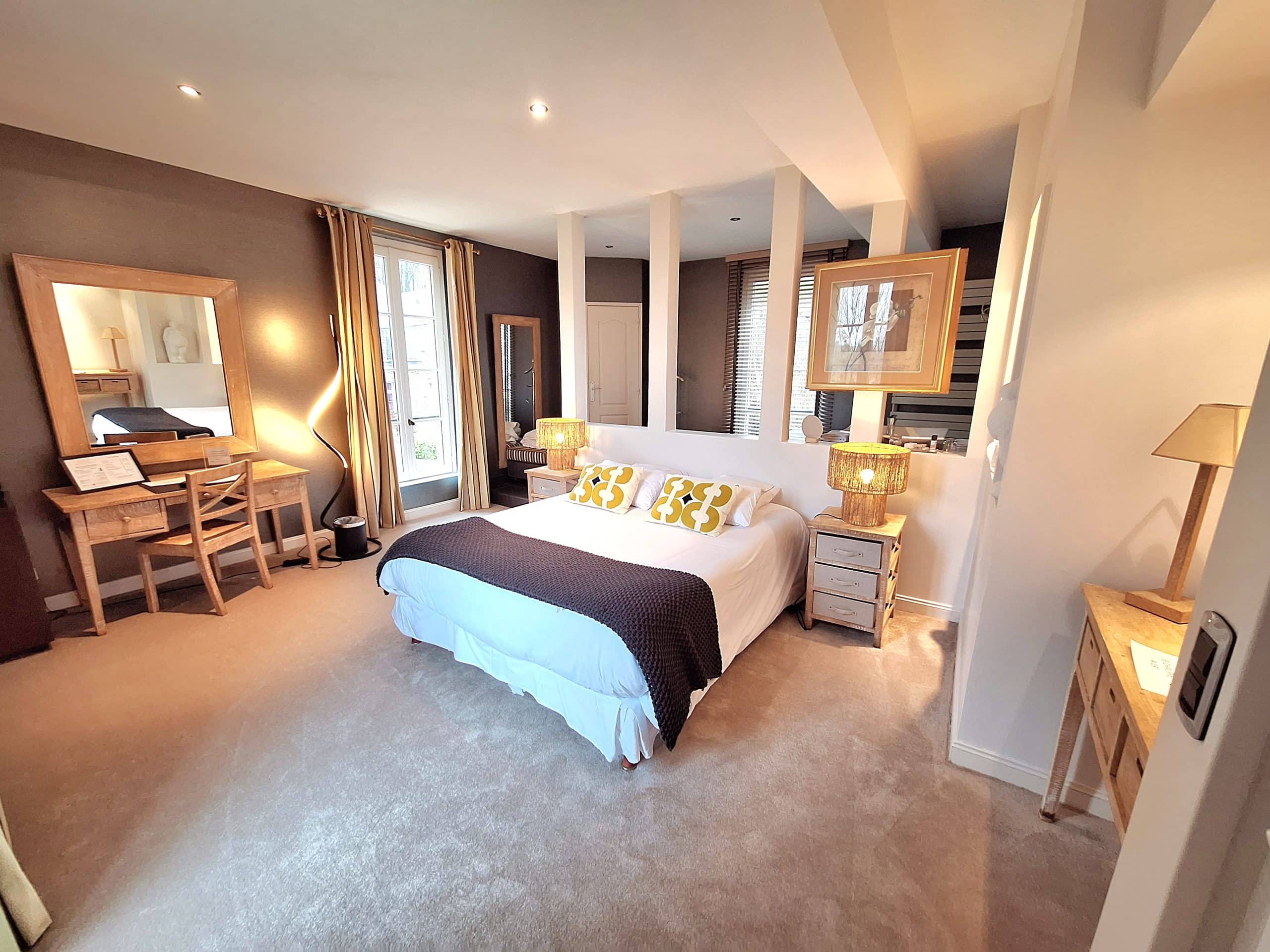Chambre marron jaune