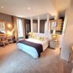 Chambre marron jaune