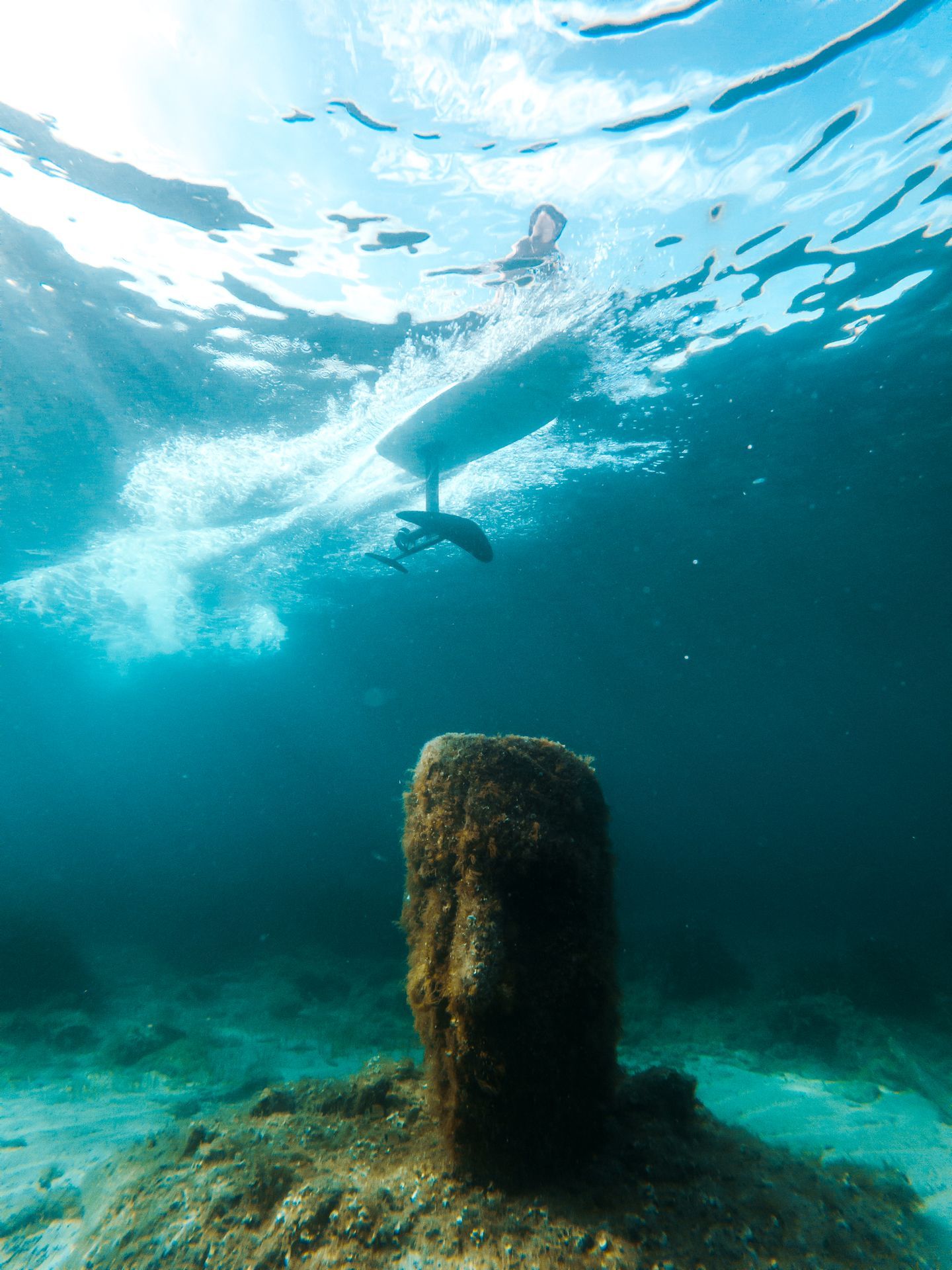 Vue sous-marine d'une planche à foil propulsée