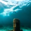 Vue sous-marine d'une planche à foil propulsée