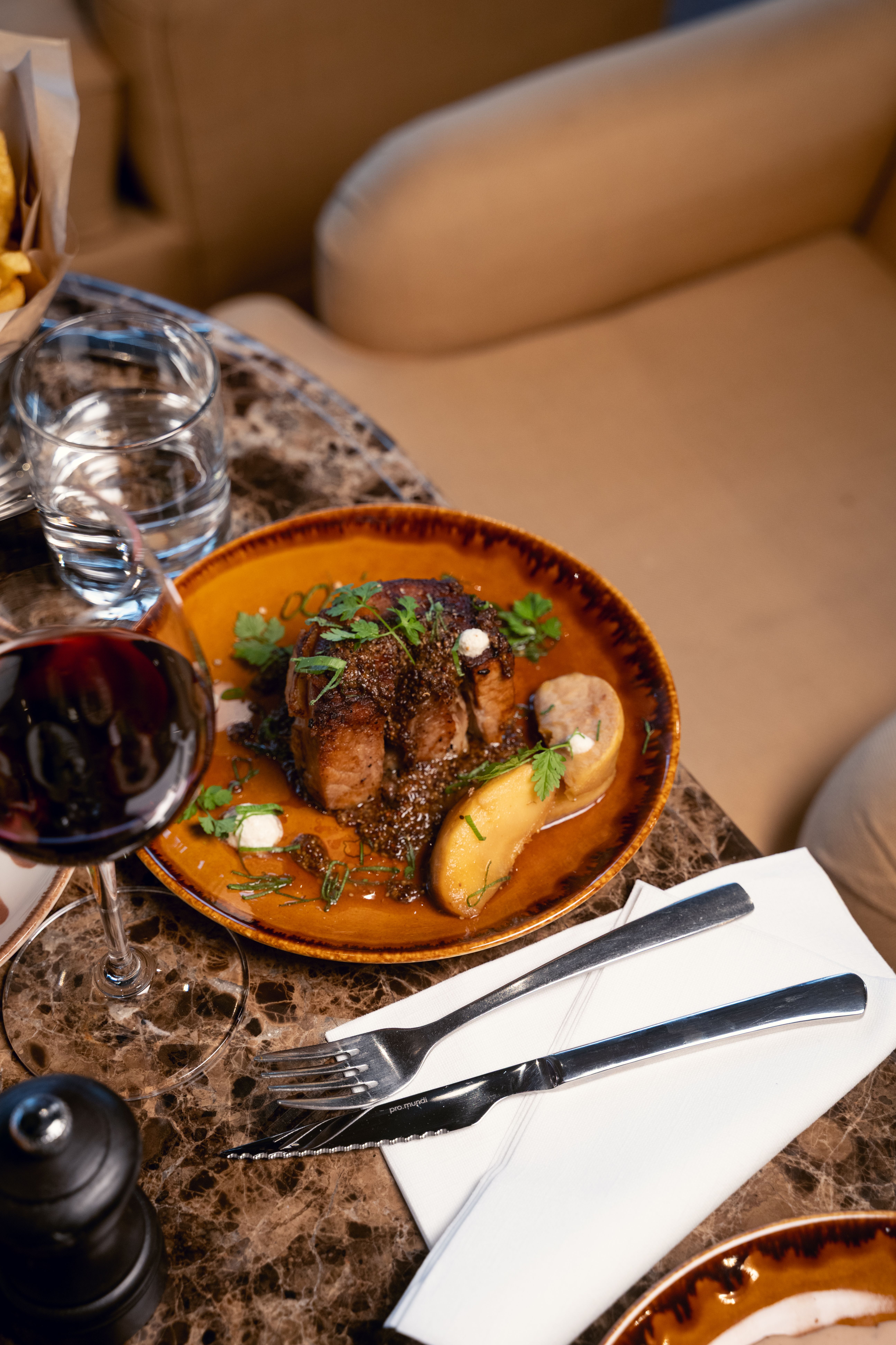 Caille rôtie aux herbes sauce et coing