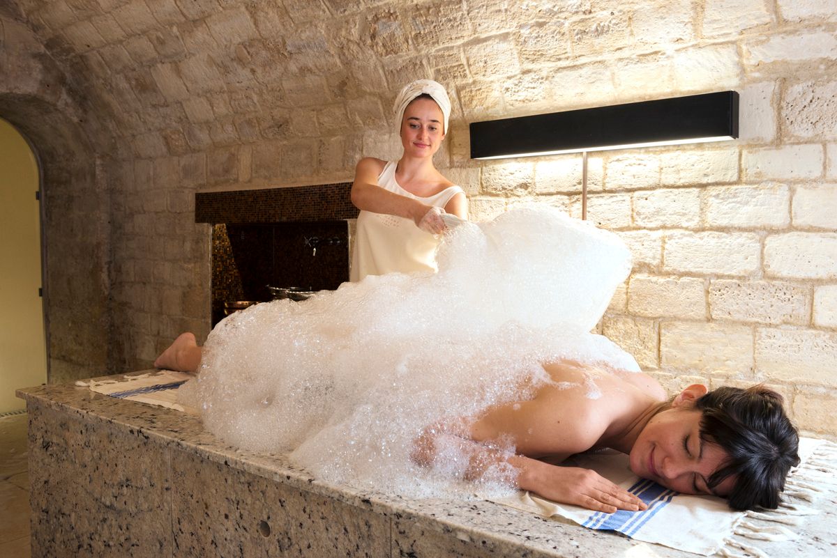 Soin gommage savon noir au hammam