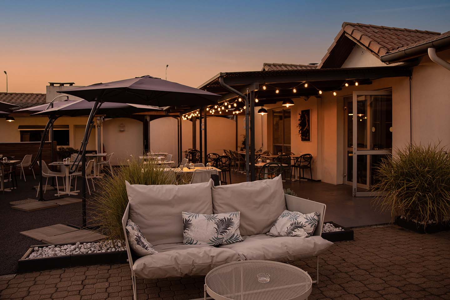 Terrasse exterieure crepuscule