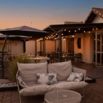 Terrasse exterieure crepuscule